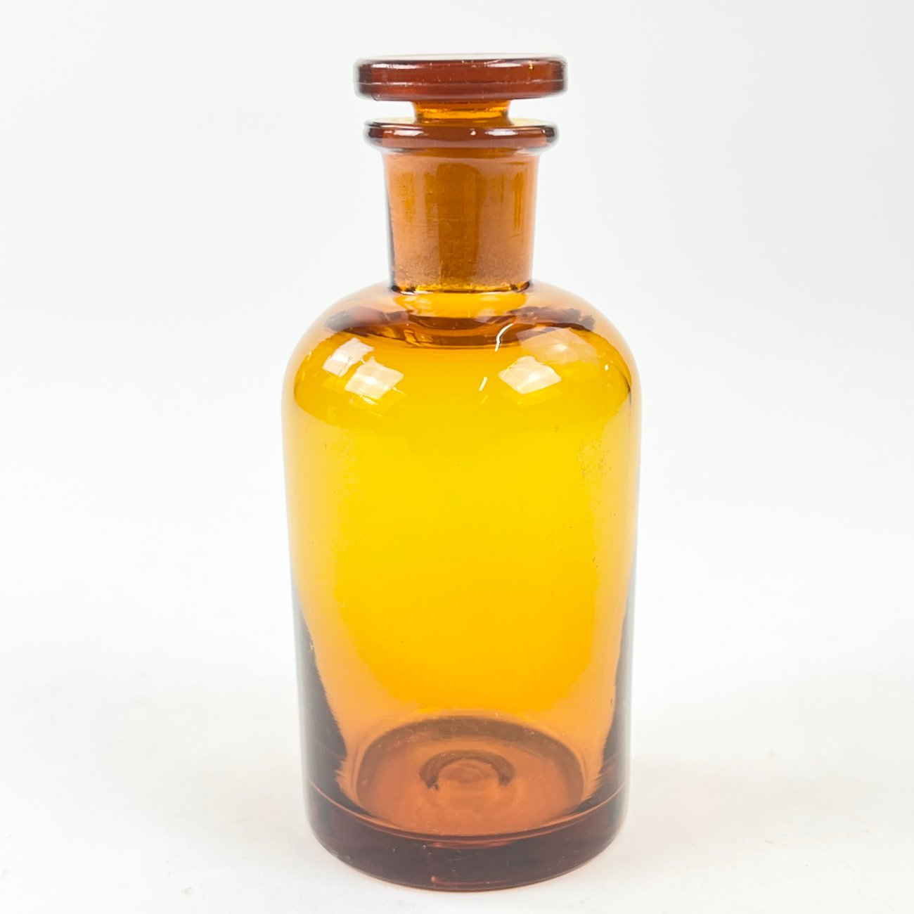 HN1850-buteliai-0 Vintažinis rudo stiklo medicininis buteliukas – grafinas 5,5×5,5×12 cm