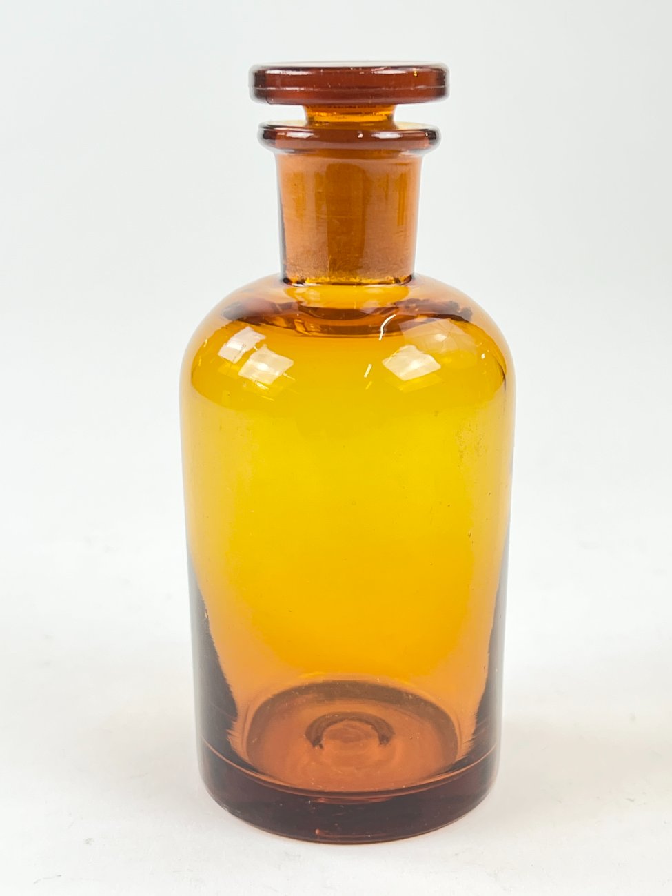 HN1850-buteliai-1 Vintažinis rudo stiklo medicininis buteliukas – grafinas 5,5×5,5×12 cm
