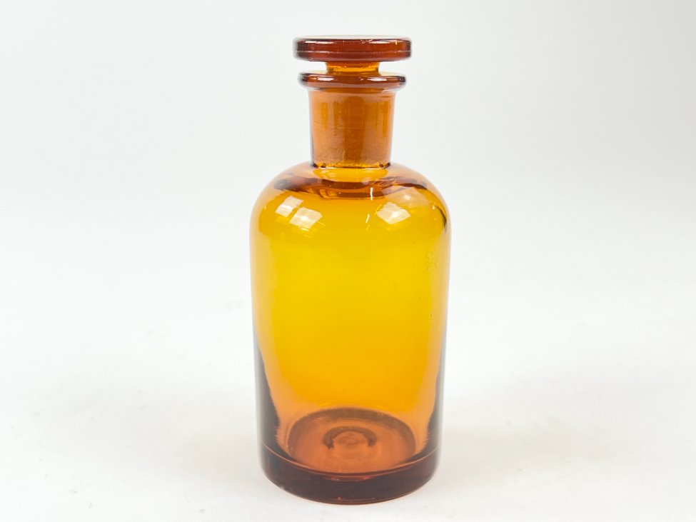 HN1850-buteliai-2 Vintažinis rudo stiklo medicininis buteliukas – grafinas 5,5×5,5×12 cm