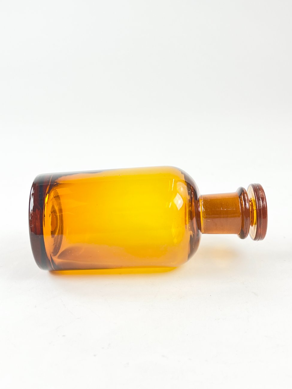 HN1850-buteliai-3 Vintažinis rudo stiklo medicininis buteliukas – grafinas 5,5×5,5×12 cm