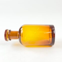 Vintažinis rudo stiklo medicininis buteliukas – grafinas 5,5×5,5×12 cm