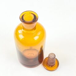 Vintažinis rudo stiklo medicininis buteliukas – grafinas 5,5×5,5×12 cm