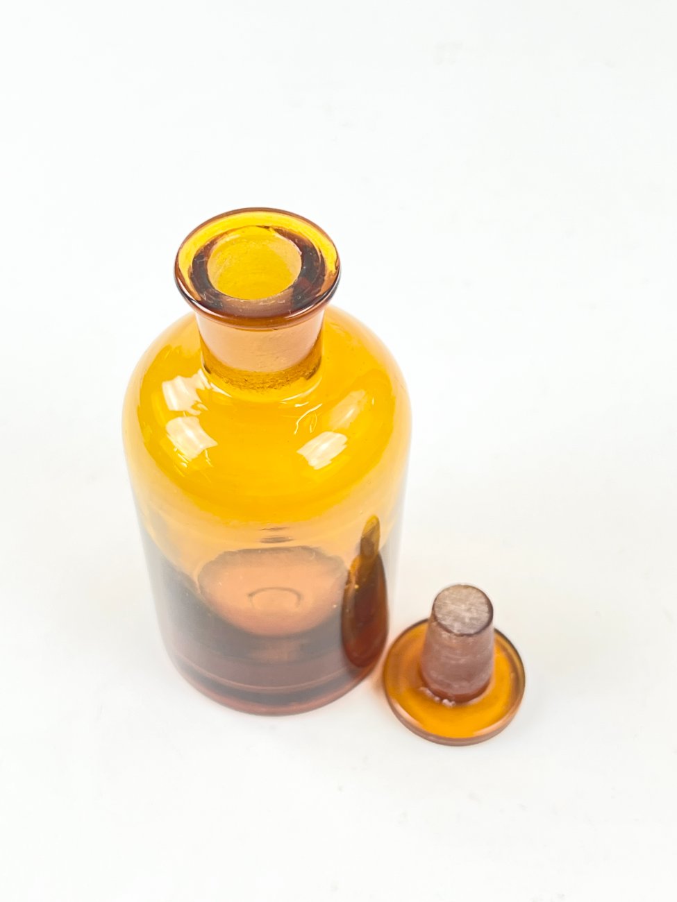 HN1850-buteliai-5 Vintažinis rudo stiklo medicininis buteliukas – grafinas 5,5×5,5×12 cm