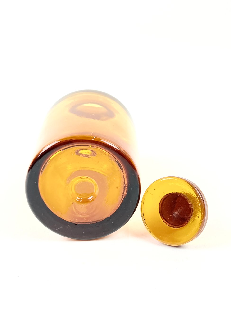 HN1850-buteliai-6 Vintažinis rudo stiklo medicininis buteliukas – grafinas 5,5×5,5×12 cm