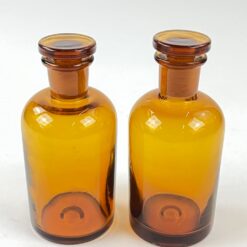 Vintažinis rudo stiklo medicininis buteliukas – grafinas 5,5×5,5×12 cm