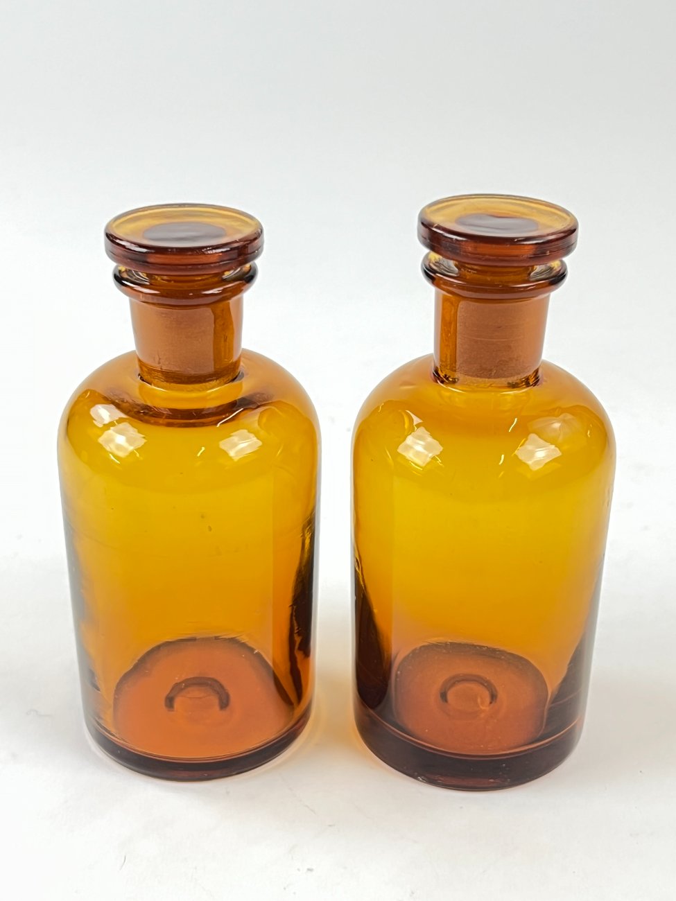 HN1850-buteliai-7 Vintažinis rudo stiklo medicininis buteliukas – grafinas 5,5×5,5×12 cm