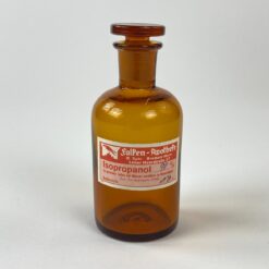 Vintažinis rudo stiklo medicininis buteliukas – grafinas “Isopropanol” 5,5x5,5x12,5 cm