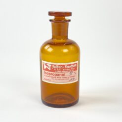 Vintažinis rudo stiklo medicininis buteliukas – grafinas “Isopropanol” 5,5×5,5×12,5 cm