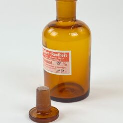 Vintažinis rudo stiklo medicininis buteliukas – grafinas “Isopropanol” 5,5×5,5×12,5 cm