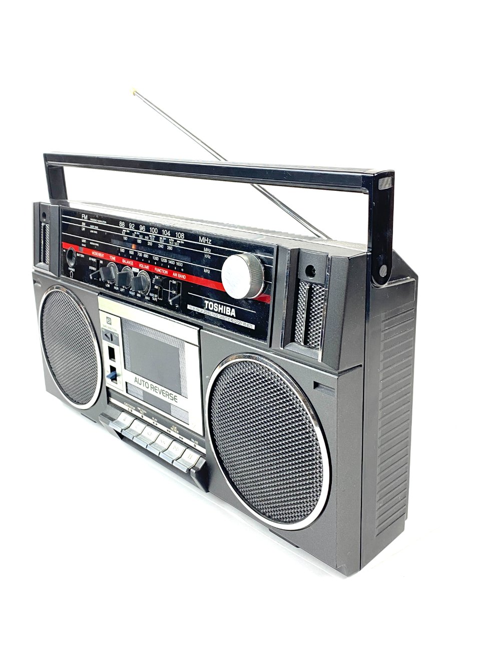 HN1864-senoviniai-radijo-aparatai-3 Toshiba RT-6075 nešiojamas magnetofonas ir radijo imtuvas 11x43x23 cm