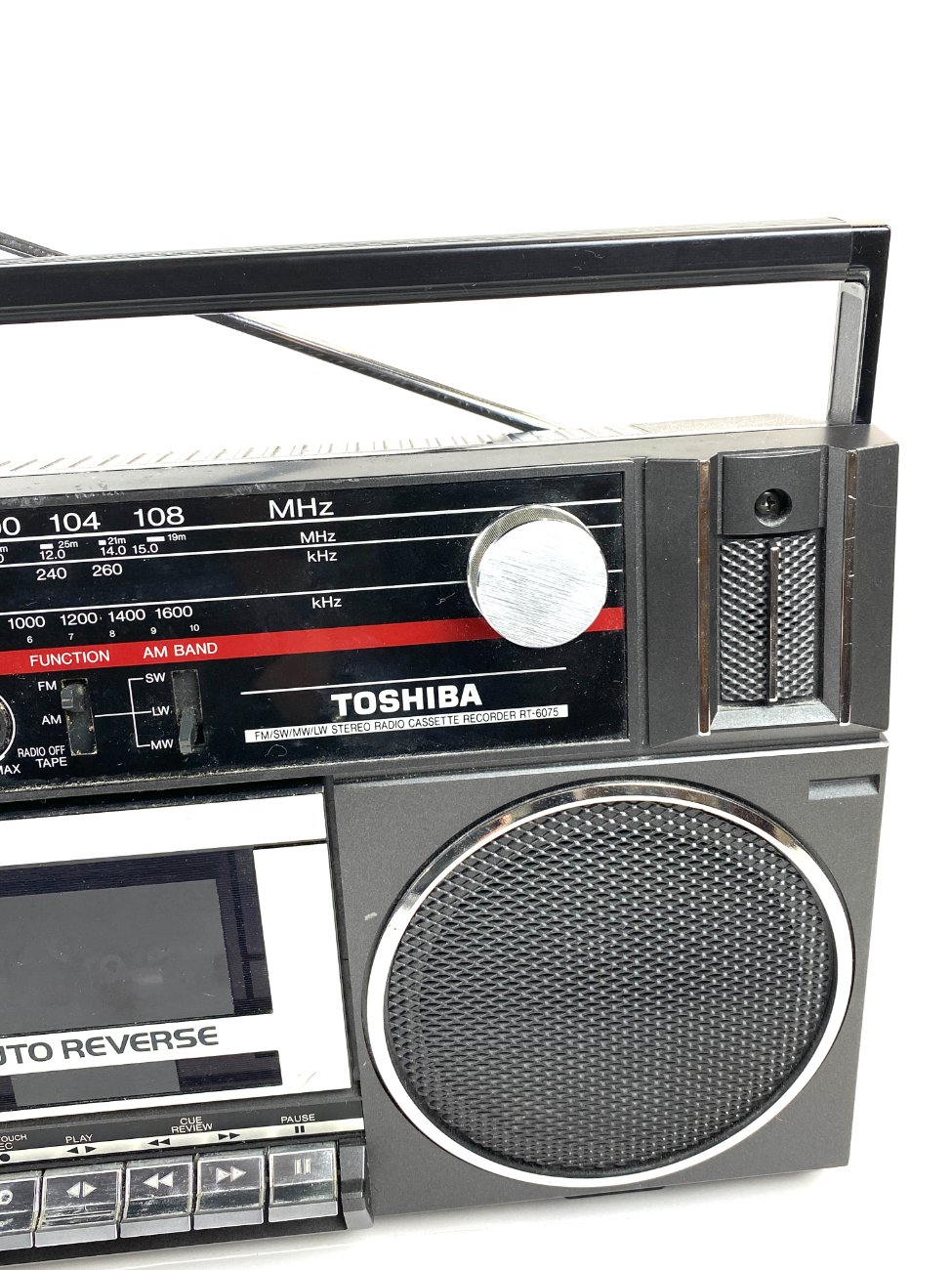 HN1864-senoviniai-radijo-aparatai-6 Toshiba RT-6075 nešiojamas magnetofonas ir radijo imtuvas 11x43x23 cm