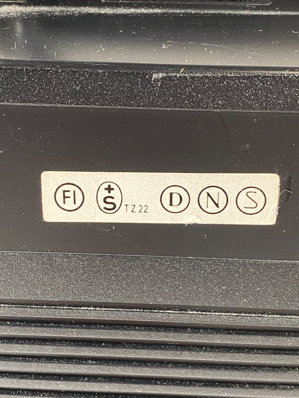 HN1864-senoviniai-radijo-aparatai-8 Toshiba RT-6075 nešiojamas magnetofonas ir radijo imtuvas 11x43x23 cm