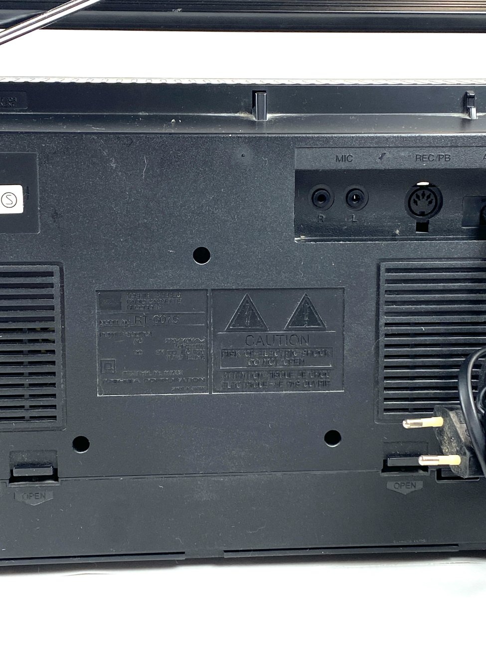 HN1864-senoviniai-radijo-aparatai-9 Toshiba RT-6075 nešiojamas magnetofonas ir radijo imtuvas 11x43x23 cm