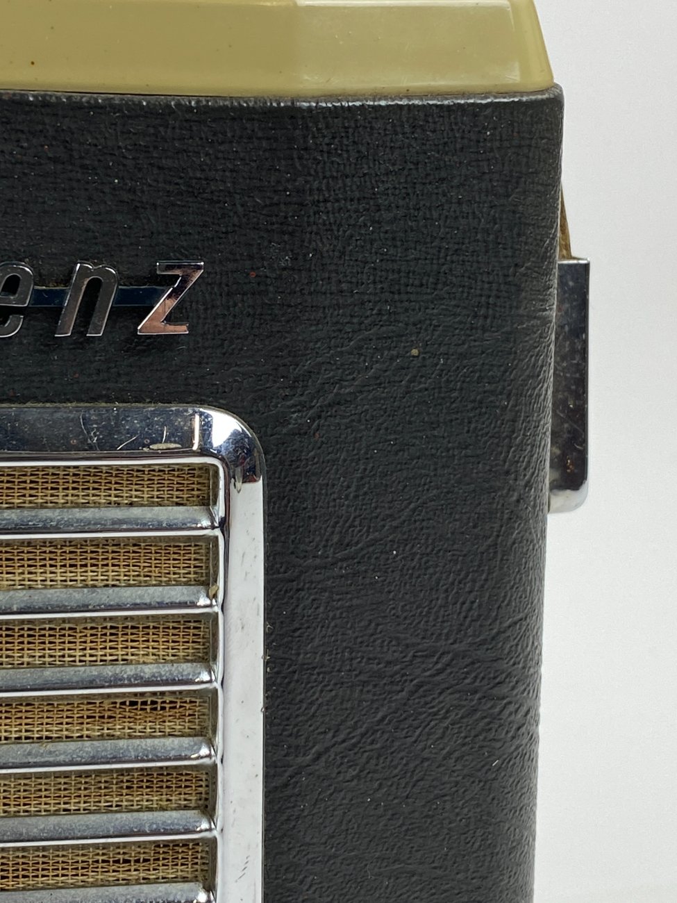 HN1865-senoviniai-radijo-aparatai-10 Vintažinis Schaub-Lorenz Touring T50 radijo imtuvas 10x31x24 cm