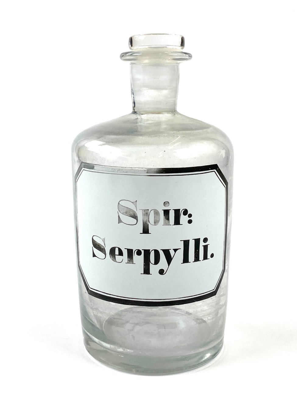 HN1878-buteliai-1 Vintažinis stiklinis medicininis butelys – grafinas “Spir Serpylli” 8,5×8,5×17 cm