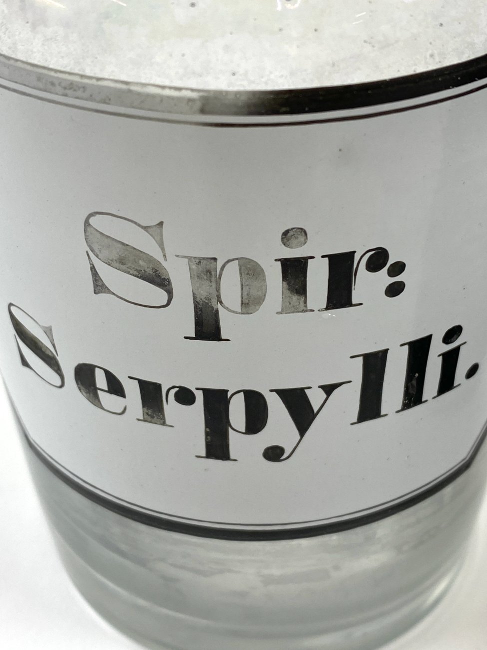 HN1878-buteliai-10 Vintažinis stiklinis medicininis butelys – grafinas “Spir Serpylli” 8,5×8,5×17 cm