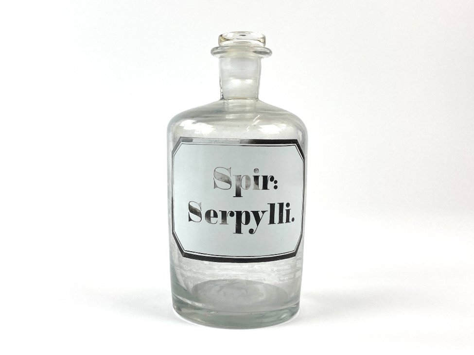 HN1878-buteliai-2 Vintažinis stiklinis medicininis butelys – grafinas “Spir Serpylli” 8,5×8,5×17 cm