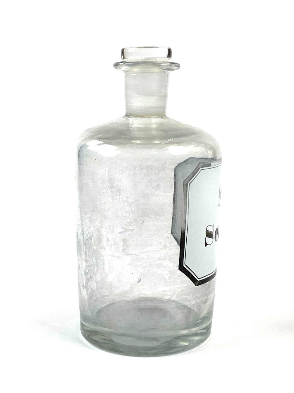 HN1878-buteliai-3 Vintažinis stiklinis medicininis butelys – grafinas “Spir Serpylli” 8,5×8,5×17 cm