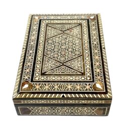 Inkrustuota Viduriniųjų Rytų siriška medinė dėžutė 13,5x19x5,5 cm