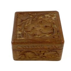 Senovinė augalų lapų motyvais drožinėta medinė dėžutė 11,5x11,5x6,5 cm