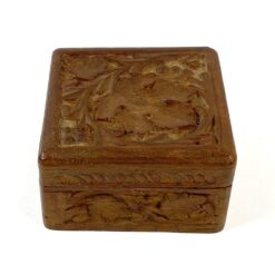 Senovinė augalų lapų motyvais drožinėta medinė dėžutė 11,5×11,5×6,5 cm