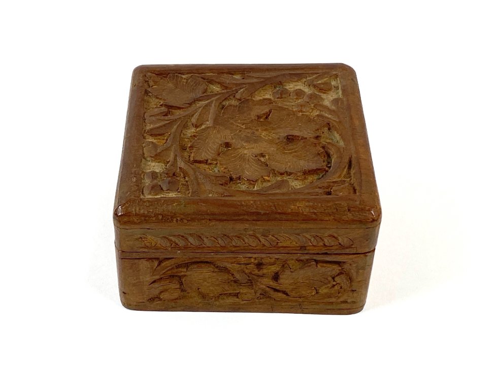 HN1885-dezutes-skryneles-2 Senovinė augalų lapų motyvais drožinėta medinė dėžutė 11,5×11,5×6,5 cm