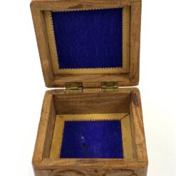 Senovinė augalų lapų motyvais drožinėta medinė dėžutė 11,5×11,5×6,5 cm