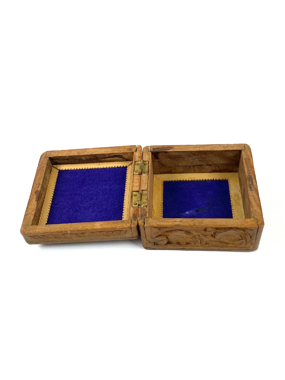 HN1885-dezutes-skryneles-4 Senovinė augalų lapų motyvais drožinėta medinė dėžutė 11,5×11,5×6,5 cm