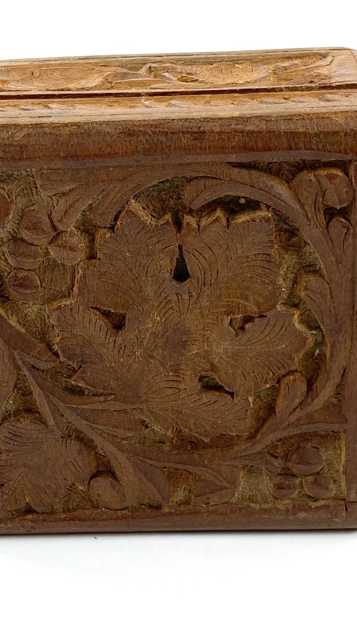 HN1885-dezutes-skryneles-6 Senovinė augalų lapų motyvais drožinėta medinė dėžutė 11,5×11,5×6,5 cm