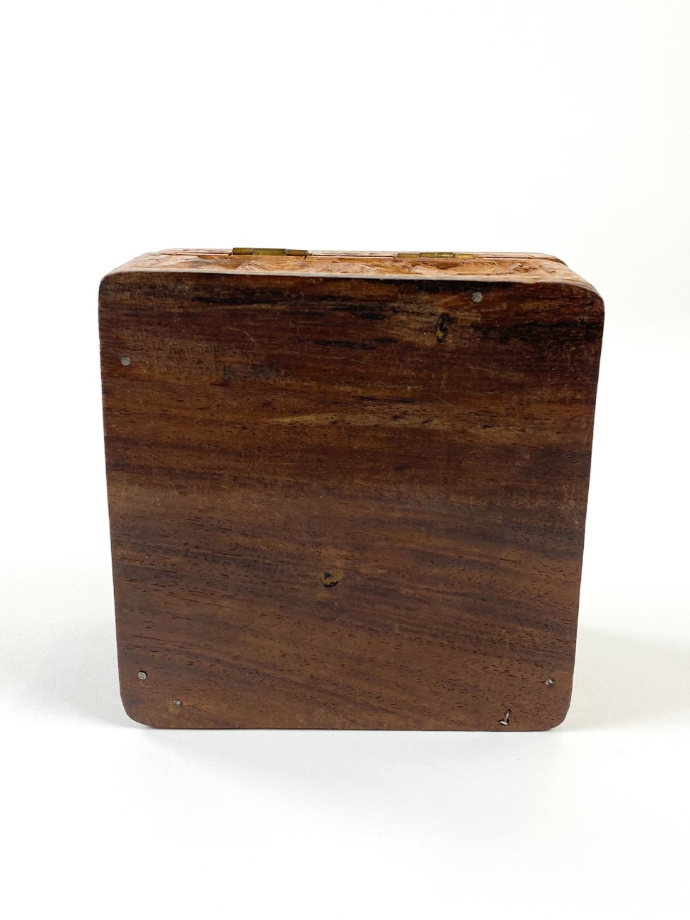 HN1885-dezutes-skryneles-7 Senovinė augalų lapų motyvais drožinėta medinė dėžutė 11,5×11,5×6,5 cm