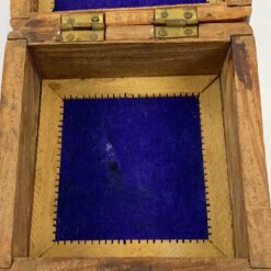 Senovinė augalų lapų motyvais drožinėta medinė dėžutė 11,5×11,5×6,5 cm