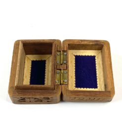 Senovinė inkrustuota, augalų motyvais drožinėta medinė dėžutė 6×7,5×4,5 cm