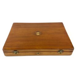 Senovinė raudonmedžio dėžutė su inkrustuotu herbu 26,5x36,5x5,5 cm