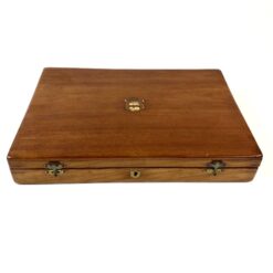 Senovinė raudonmedžio dėžutė su inkrustuotu herbu 26,5×36,5×5,5 cm
