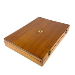 Senovinė raudonmedžio dėžutė su inkrustuotu herbu 26,5×36,5×5,5 cm