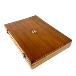 Senovinė raudonmedžio dėžutė su inkrustuotu herbu 26,5×36,5×5,5 cm