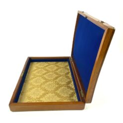 Senovinė raudonmedžio dėžutė su inkrustuotu herbu 26,5×36,5×5,5 cm