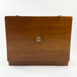Senovinė raudonmedžio dėžutė su inkrustuotu herbu 26,5×36,5×5,5 cm