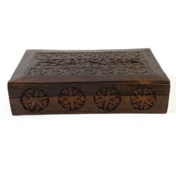 Augalų motyvais drožinėta medinė dėžutė 18×28,5×6,5 cm