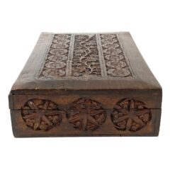 Augalų motyvais drožinėta medinė dėžutė 18×28,5×6,5 cm