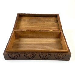 Augalų motyvais drožinėta medinė dėžutė 18×28,5×6,5 cm