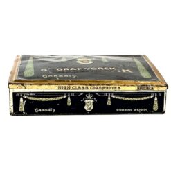 Senovinė skardinė cigarečių dėžutė “Graf Yorck” 12x12x3 cm