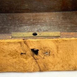 Medinė dėžutė su žalvario detalėmis, apvilkta eko oda 11,5×15,5×6,5 cm