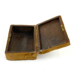 Medinė dėžutė su žalvario detalėmis, apvilkta eko oda 11,5×15,5×6,5 cm
