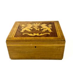 Inkrustuota medinė dėžutė su herbo atvaizdu 19,5x26x12,5 cm