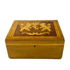 Inkrustuota medinė dėžutė su herbo atvaizdu 19,5x26x12,5 cm
