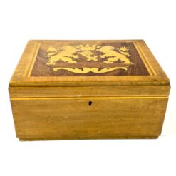 Inkrustuota medinė dėžutė su herbo atvaizdu 19,5x26x12,5 cm