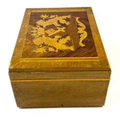 Inkrustuota medinė dėžutė su herbo atvaizdu 19,5x26x12,5 cm