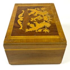 Inkrustuota medinė dėžutė su herbo atvaizdu 19,5x26x12,5 cm