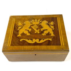 Inkrustuota medinė dėžutė su herbo atvaizdu 19,5x26x12,5 cm